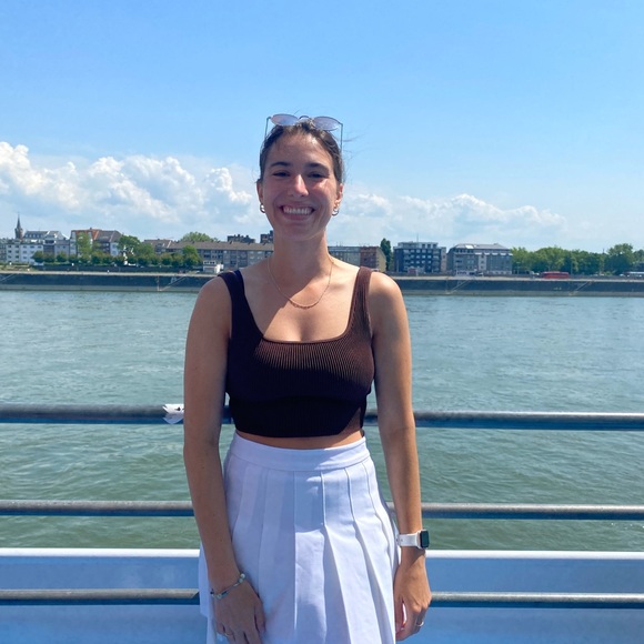 Meet your Posher, Julia - Picture 1 of 1